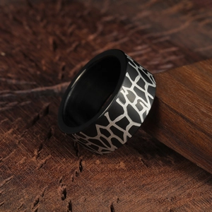 Bague pour homme 10mm en acier titane noir avec motif de fissures argentées élégant