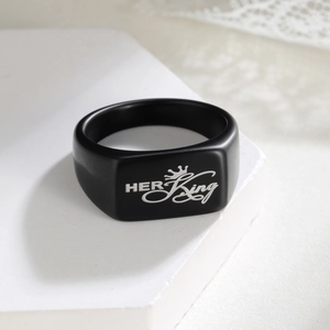 Bague en acier titane noir mat avec gravure laser Her King et motif couronne