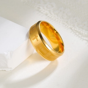 Bague en acier inoxydable doré avec lettrage JESUS en relief et croix sur fond texturé