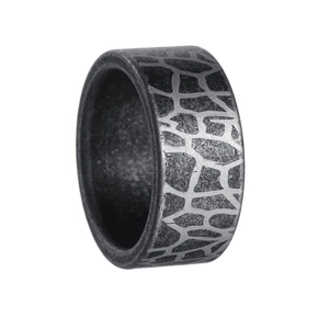 Vue macro de la bague en acier titane vintage de 10mm avec motifs de fissures gravés