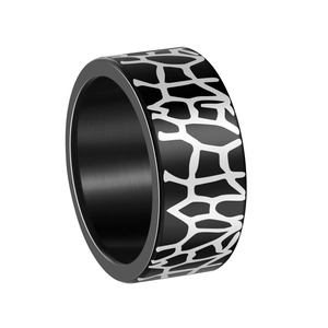 Gros plan sur la bague noire en acier inoxydable de 10mm avec motif craquelé blanc