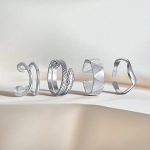 Vierteiliges silbernes Earcuff-Set mit Schlangen- und Geometriedesign auf Seide