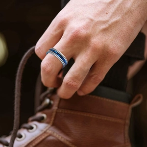 Bague en titane 6mm bicolore pour homme avec rainure bleue et finition brossée