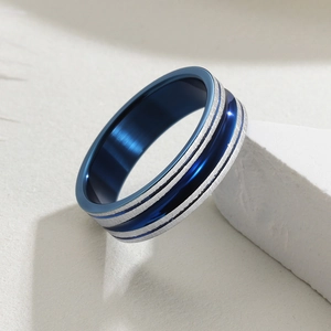Bague pour homme 6mm en acier titane bleu avec deux rainures brossées argentées et fini mat