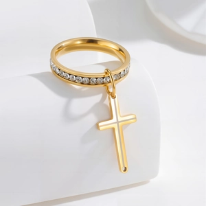 Bague en acier titane doré avec pavé de cristaux et breloque en forme de croix ajourée