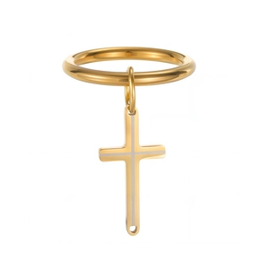 Détail d'un pendentif croix dorée polie suspendu à un anneau métallique lisse