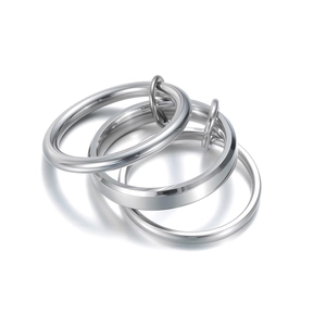 Set di tre anelli sovrapponibili in acciaio al titanio argento con maglie minimaliste