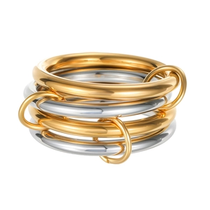 Chic multi-layered interlocking rings in 18K gold and silver plated stainless steel