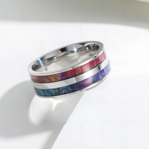 Bague pour homme en acier titane poli avec incrustations double couche rouge et bleu
