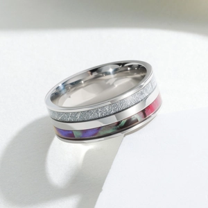 Bague en acier titane poli avec texture de pierre concassée et incrustation colorée