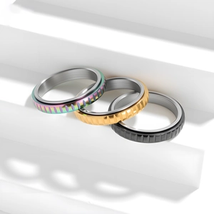 Set mit drei 4mm Edelstahl-Spinnerringen in Regenbogenfarben, Gold und mattem Schwarz