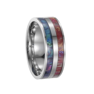Détail d'une bague large en acier avec des incrustations de texture marbre irisé