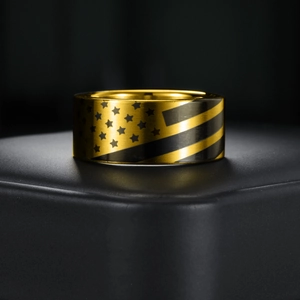 Détail de la bague 10mm en acier doré avec motif gravé du drapeau américain noir et or