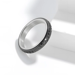 Makro-Detail von 4mm Edelstahl-Drehring mit rutschfester Textur im Zahnrad-Design