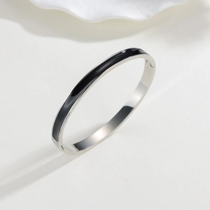 Bracelet jonc en acier inoxydable argenté avec émail noir sous un angle de 45 degrés