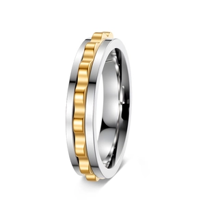 Detailed close-up of a 6mm dual-tone gear spinner ring with gold wave patterns