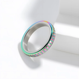 Makro-Detail von 4mm Regenbogen Edelstahl-Angstring mit rotierender Blattstruktur