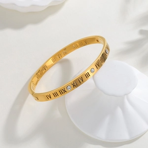 Bracciale rigido 6mm in acciaio al titanio dorato con numeri romani e zirconi cubici