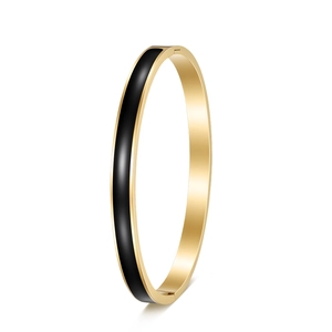 Détail de la charnière en acier doré poli et de l'incrustation en émail noir du bracelet