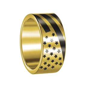 Détail d'une bague en acier titane doré de 10mm avec motif d'étoiles du drapeau US