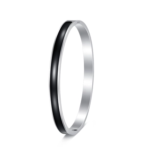 Vue détaillée du bracelet en acier argenté avec incrustation d'émail noir et charnière