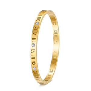 Vista macro del bracciale in acciaio dorato con numeri romani traforati e zirconi incastonati