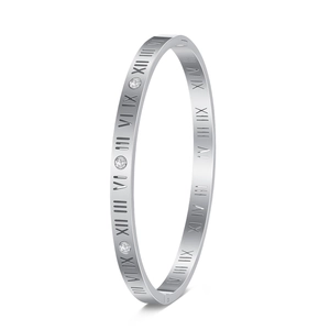 Dettaglio di bracciale in acciaio inossidabile argento con numeri romani e zirconi chiari