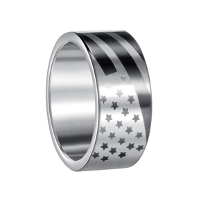 Détail latéral d'une bague pour homme en acier de 10mm avec drapeau américain gravé