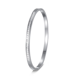 Vue détaillée du bracelet en acier poli serti de zircons cubiques à taille carrée