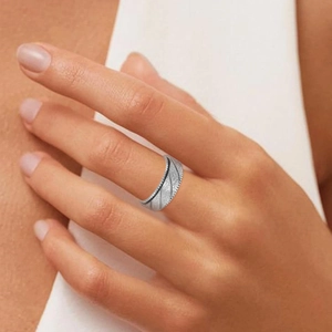 Bague rotative de 8mm en acier titane argenté avec finition mate et lignes gravées