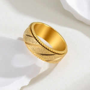 Bague rotative de 8mm en acier doré avec texture givrée et bords moletés