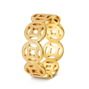 Dettaglio del motivo a monete d'oro con texture sabbiate e lucidate sulla fascia dell'anello