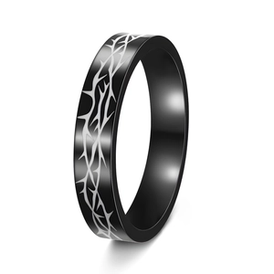 Détail d'une bague en acier noir de 4mm avec motif d'épines argentées et style punk gothique