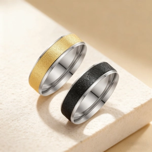Bagues de couple minimalistes en acier inoxydable brossé de 6 mm, or et noir élégant