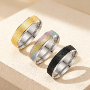 Bagues minimalistes 6mm en acier inoxydable dépoli en jaune, arc-en-ciel et noir