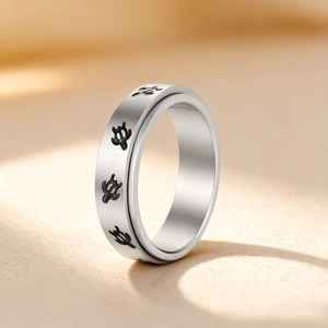 Spinner ring in silver stainless steel featuring black sea turtle engravings on sand