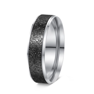 Détail d'une bague de 6mm avec bords polis argentés et insert noir mat brossé