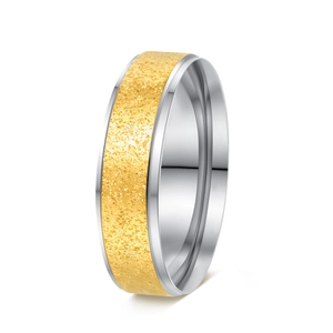 Détail d'une bague bicolore de 6mm en acier inoxydable avec bande givrée dorée