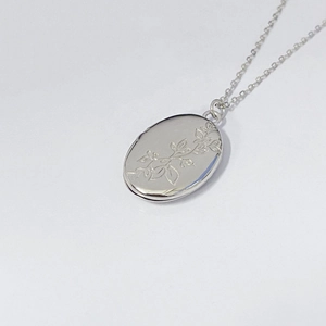 Collana con medaglione ovale in argento S925 e motivi vintage di foglie incise