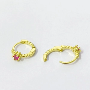 Boucles d'oreilles créoles dorées avec zircon rouge et détails de perles ciselées