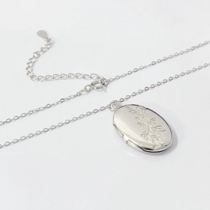 Collana con medaglione ovale in argento S925 con rilievo floreale vintage e catena regolabile