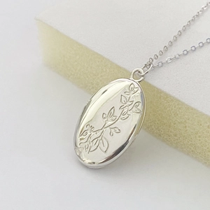 Collana con medaglione ovale in argento S925 con motivi floreali e foglie incise