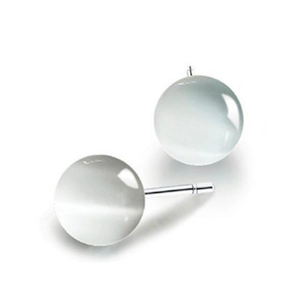 Vue détaillée de boucles d'oreilles sphériques en argent S925 avec pierres oeil de chat