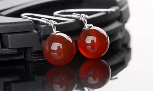 Vue macro de crochets en argent S925 avec boucles d'oreilles en agate rouge translucide