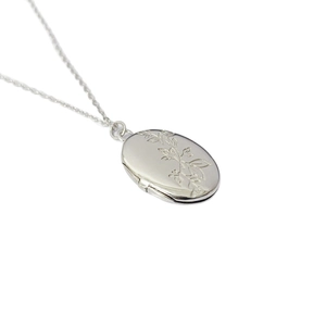 Collana con medaglione ovale in argento S925 inciso con eleganti motivi floreali