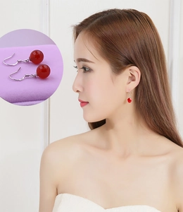 Gros plan sur des boucles d'oreilles en agate rouge et crochet argent S925