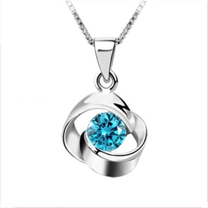 Collana in argento sterling S925 con pendente a cuore rotante e zircone blu tondo