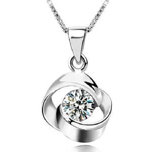 Vista macro della collana con ciondolo a cuore rotante in argento e zircone lucido