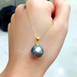 Hand holding a classic S925 silver necklace with a round grey-black shell pearl pendant
