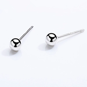 Vue macro de boucles d'oreilles boules minimalistes en argent 925 avec finition polie